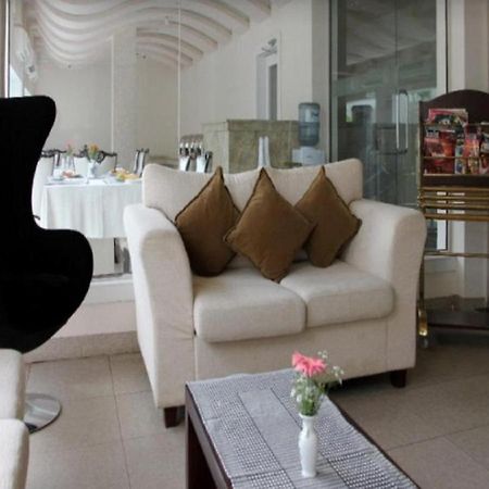 נגומבו Royal Castle Hotel מראה חיצוני תמונה