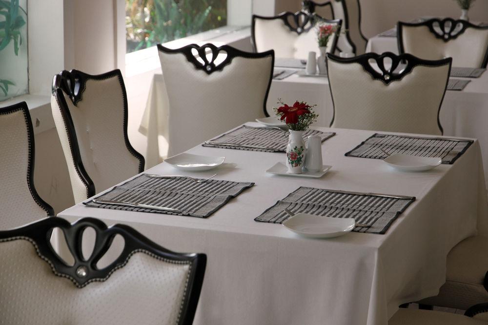 נגומבו Royal Castle Hotel מראה חיצוני תמונה