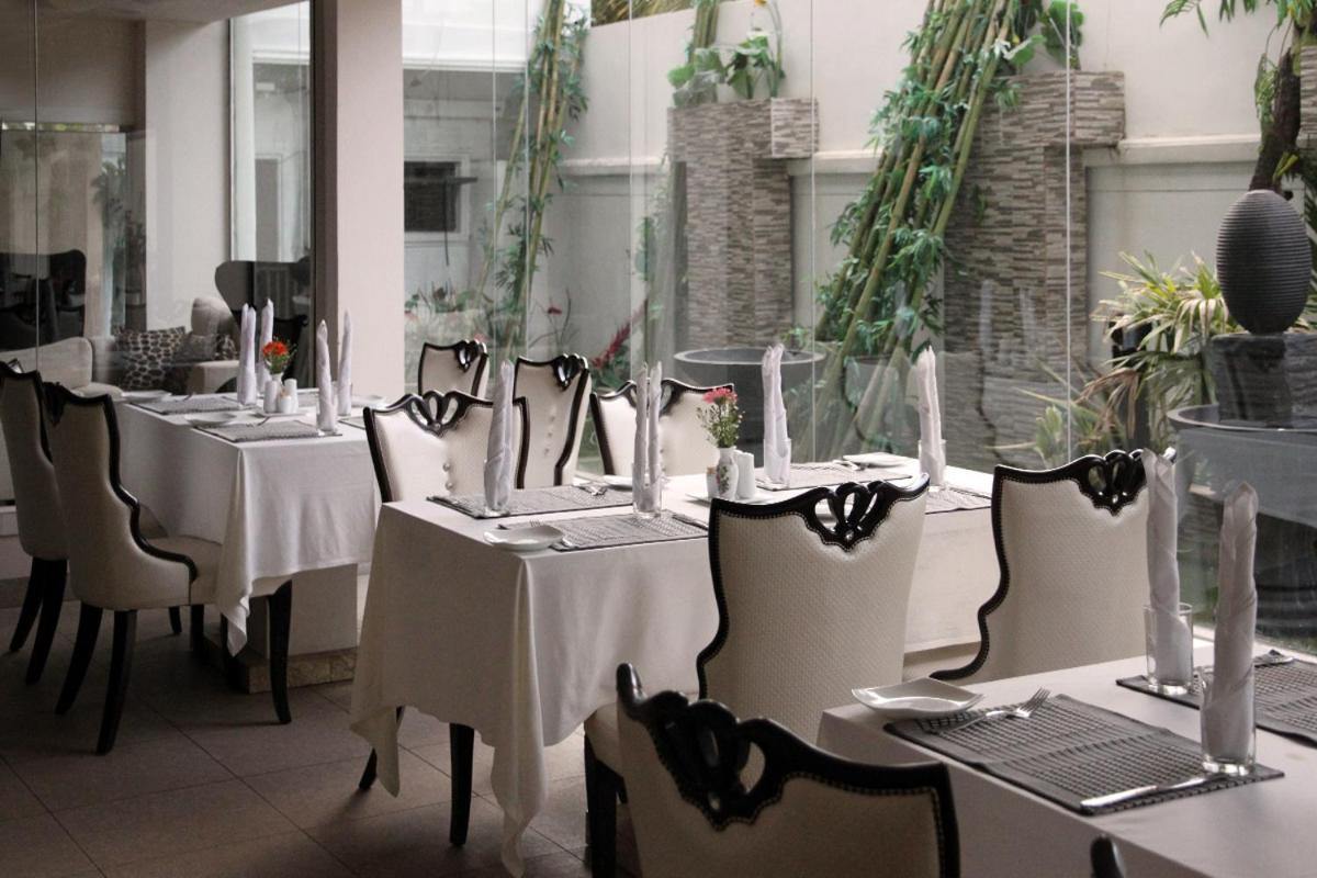 נגומבו Royal Castle Hotel מראה חיצוני תמונה