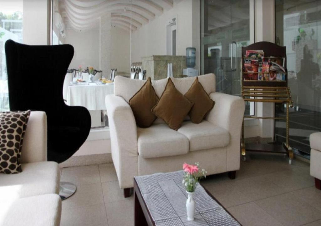 נגומבו Royal Castle Hotel מראה חיצוני תמונה