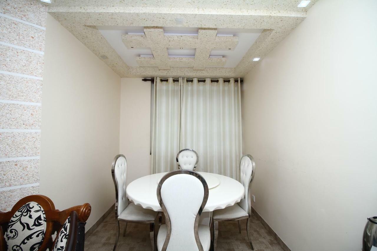 נגומבו Royal Castle Hotel מראה חיצוני תמונה
